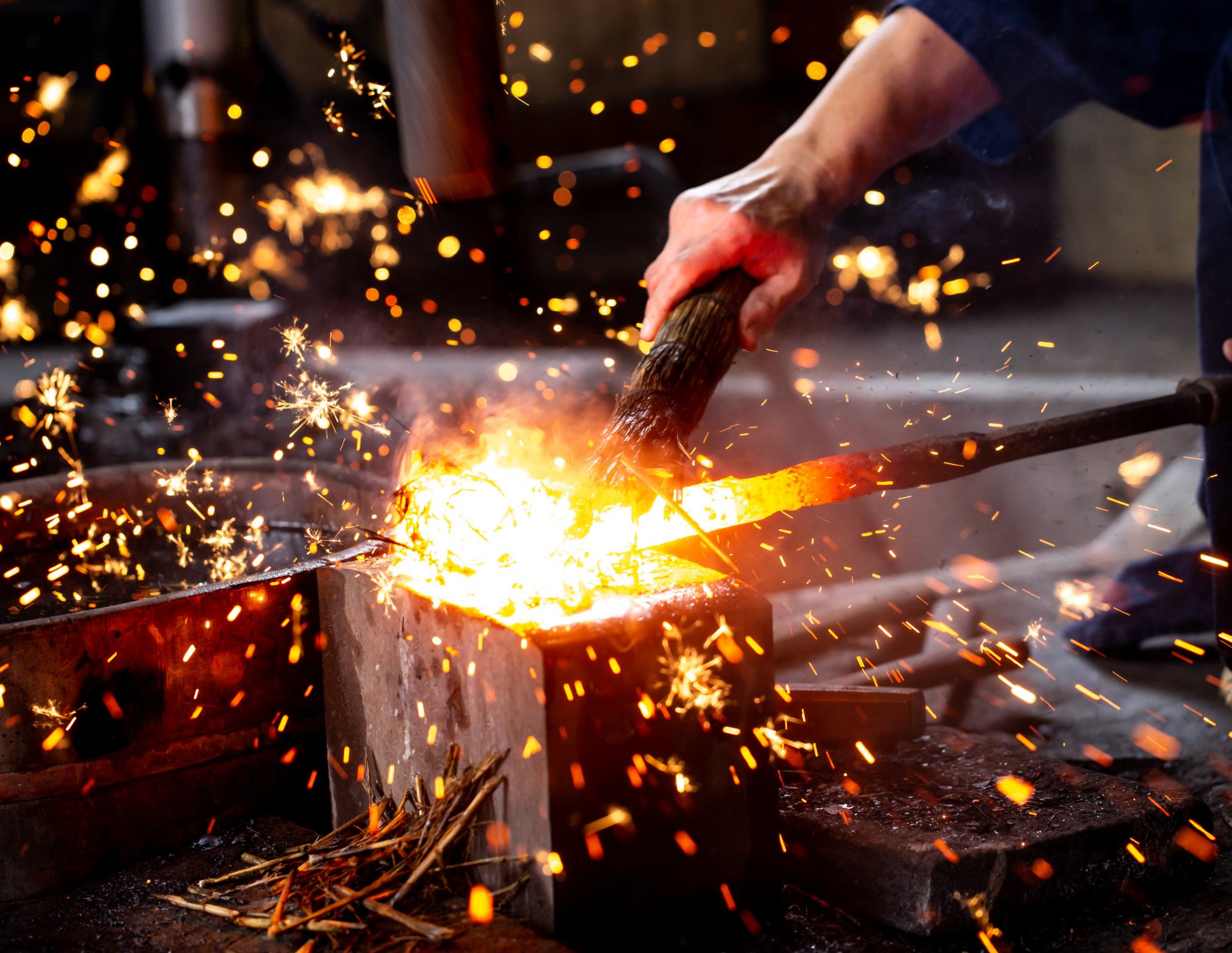 刀を制作している画像